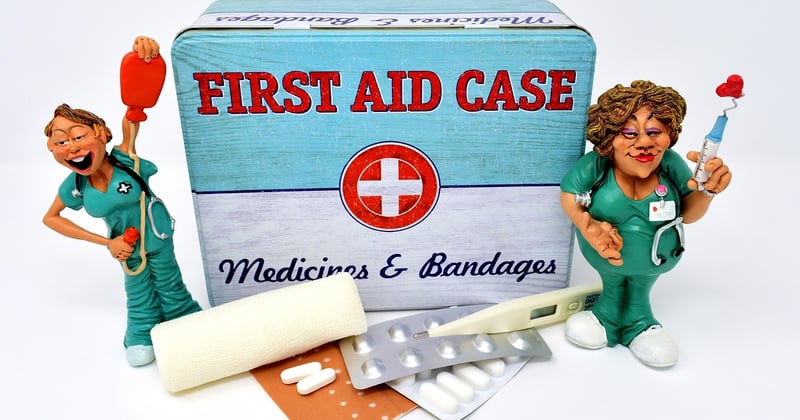Que mettre dans une trousse de premiers secours en voyage : la liste essentielle